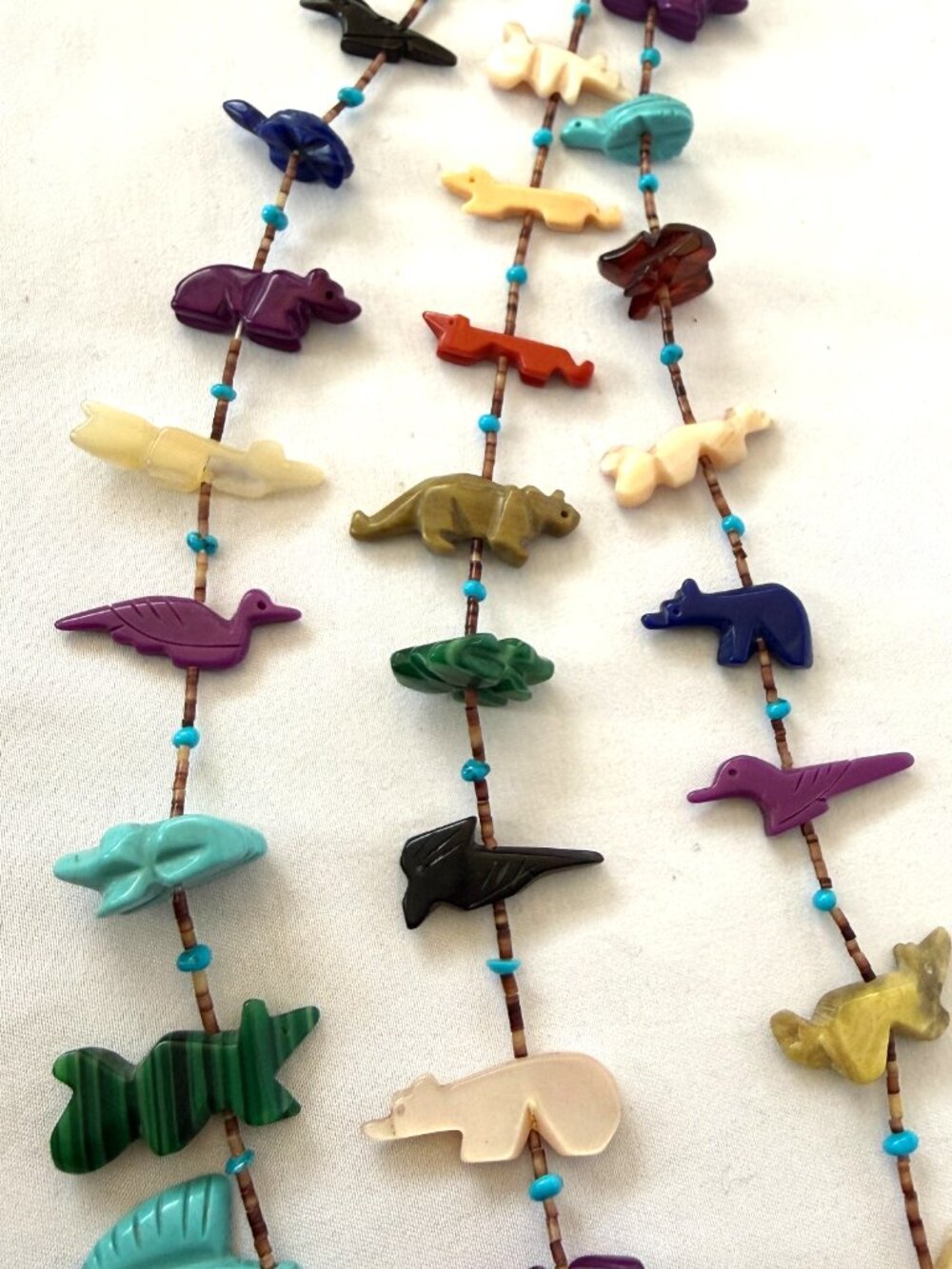 VINTAGE ZUNI ANIMAL FETISH HAND CARVED GEMSTONE HEISHI BEAD 3-STRAND NECKLACE - Picture 9 of 16